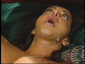 Xereca peluda de uma japonesa sem vergonha que é bem cavalinha dando ate levar gozada - Brunette with amazing curves gets a good banging session in bed