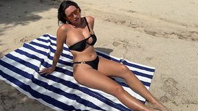 Seductive MILF gets her pussy fucked by a stranger on the beach